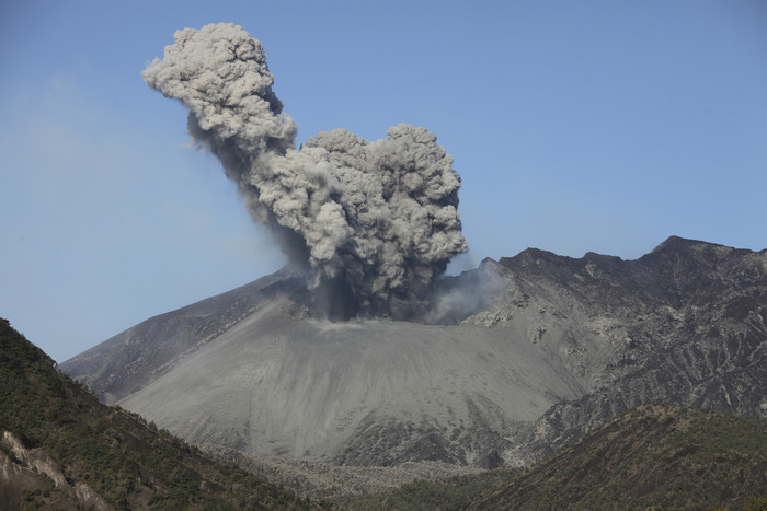 喷发的火山摄影插图