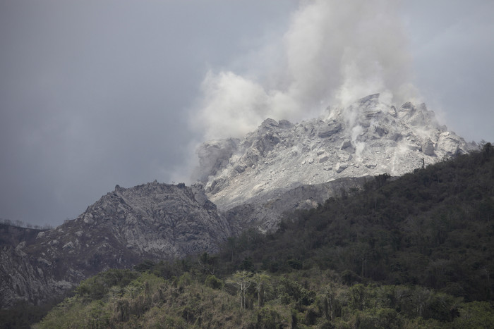 火山烟雾摄影风景插图