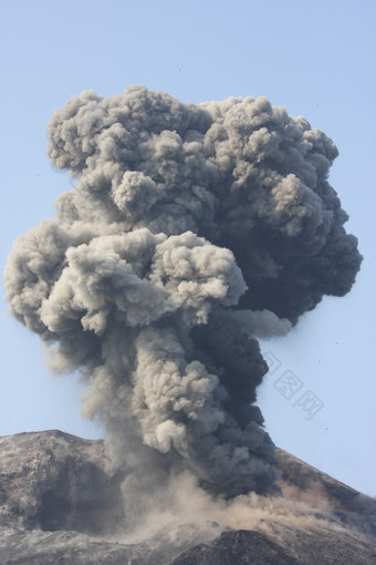 火山爆发灾难摄影插图