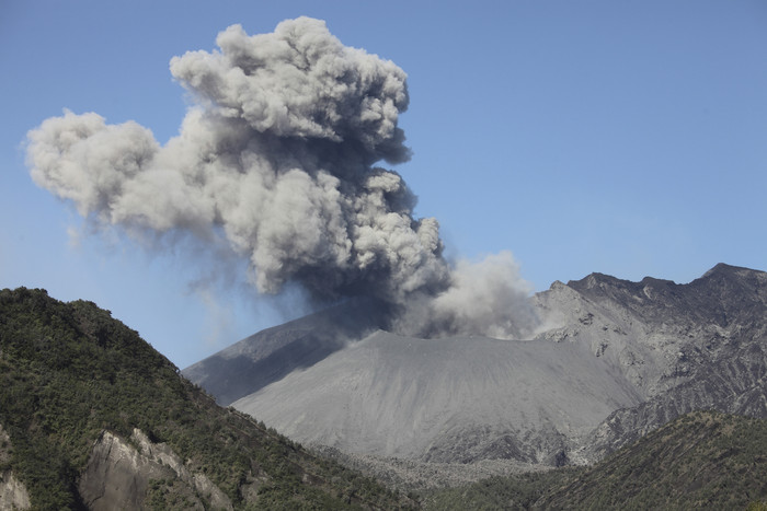 火山口烟雾摄影风景插图