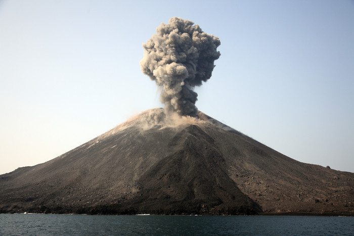 活跃火山喷发烟雾摄影图