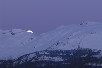 月亮<strong>雪山</strong>风景摄影插图