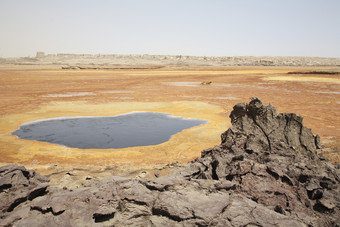 干旱的火山湖摄影插图