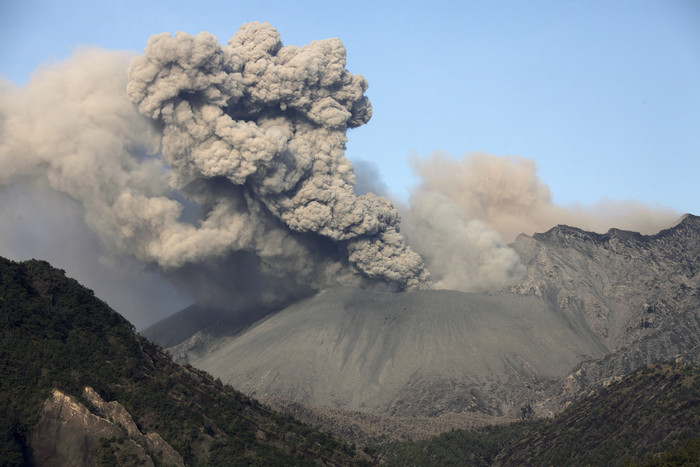 火山喷发烟尘摄影插图