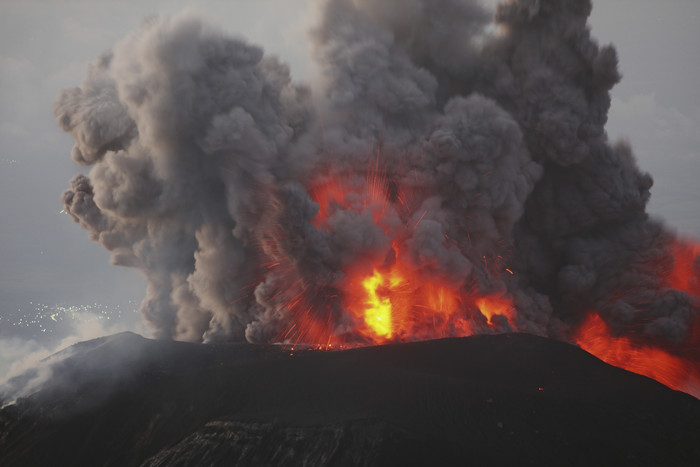 火山大爆发熔浆摄影图