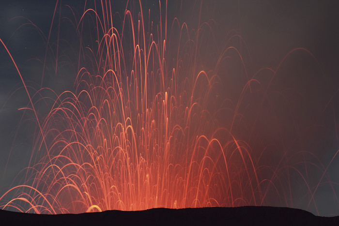 火山喷发火花熔浆摄影插图