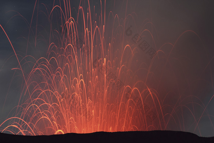 火山喷发火花熔浆摄影插图