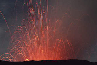 <strong>火山</strong>喷发火花熔浆摄影插图