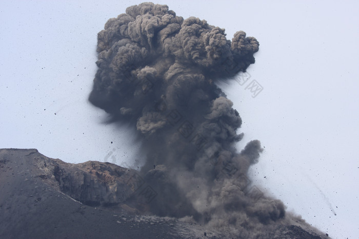 火山喷发浓烟摄影图