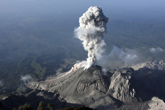 火山活动烟雾喷发摄影插图