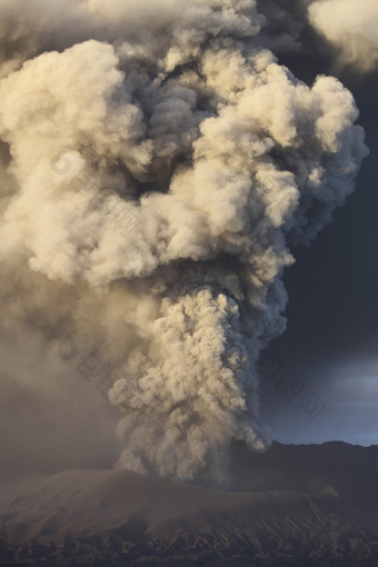 火山烟尘烟雾插图