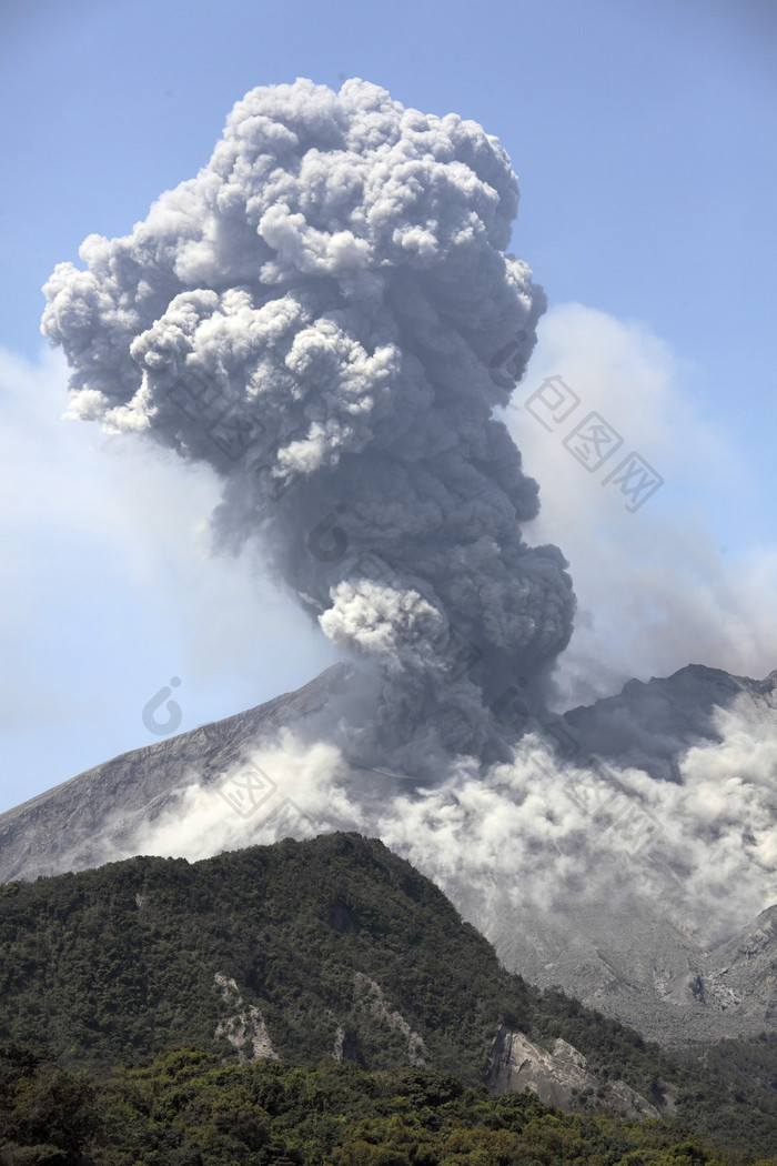 火山烟雾喷发风景摄影插图