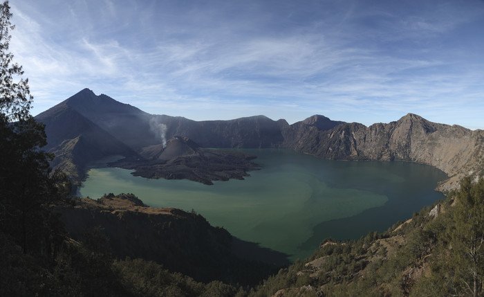 火山绿色湖泊摄影插图