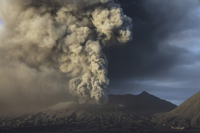 火山烟雾烟尘插图