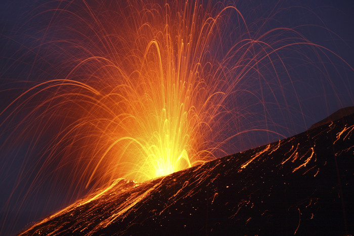 夜晚火山喷发熔浆摄影插图