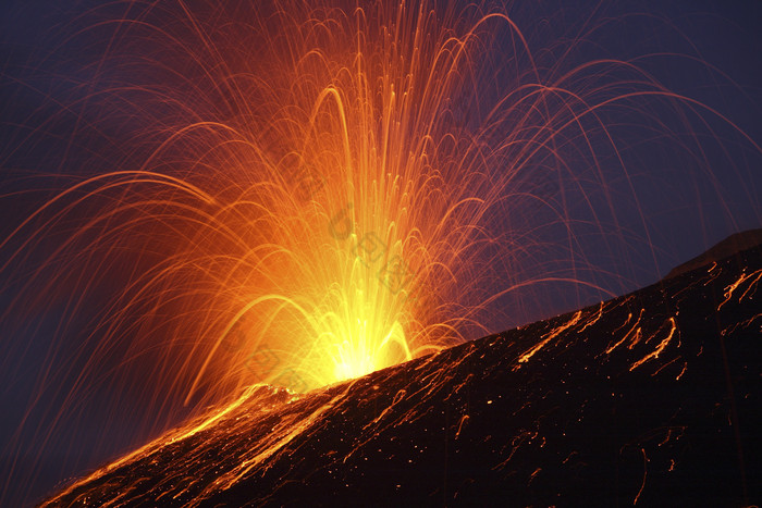 夜晚火山喷发熔浆摄影插图