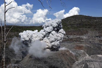 火山口烟雾摄影风景图