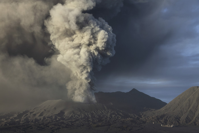 火山烟尘烟雾摄影图