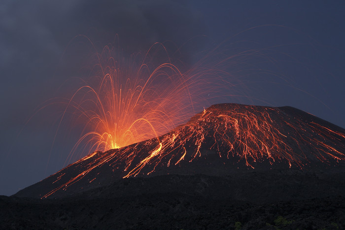 火山熔岩喷发摄影图