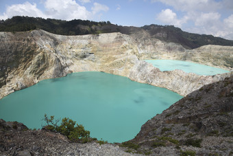火山地质形成的湖摄影图