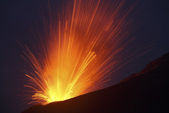 火山熔岩喷发摄影插图