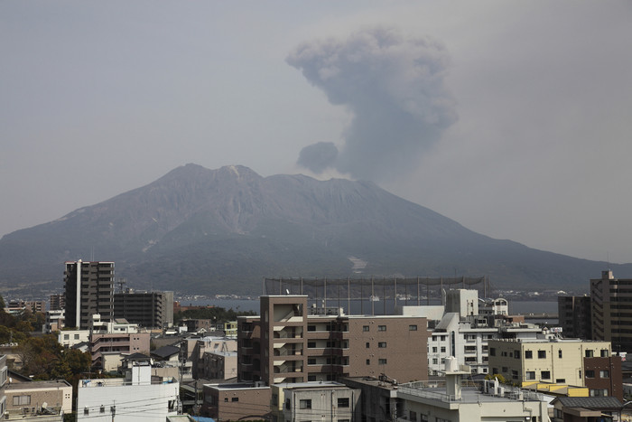 火山临近城市风景摄影插图