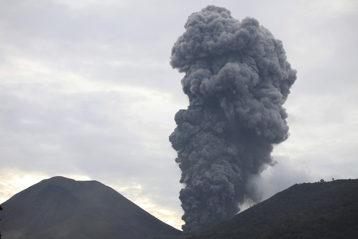 火山口风景摄影图
