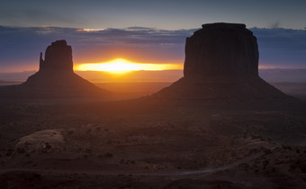 荒漠日出风景摄影图