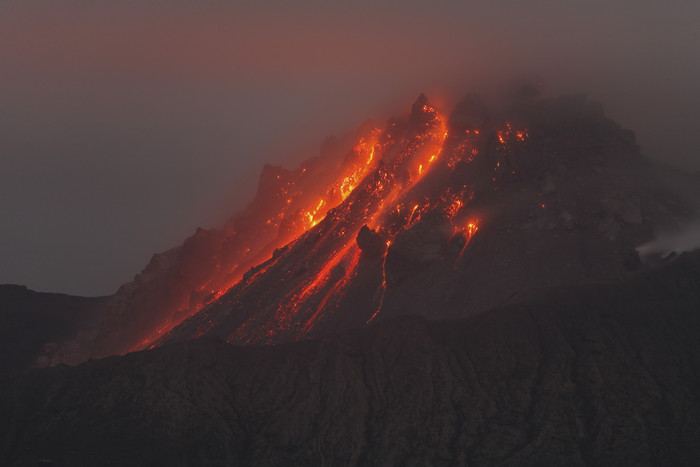 黄昏火山爆发熔浆摄影插图
