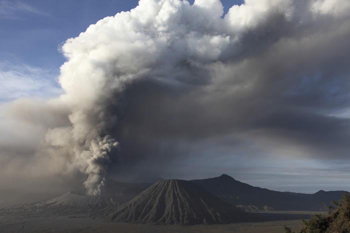 火山烟尘烟雾摄影插图