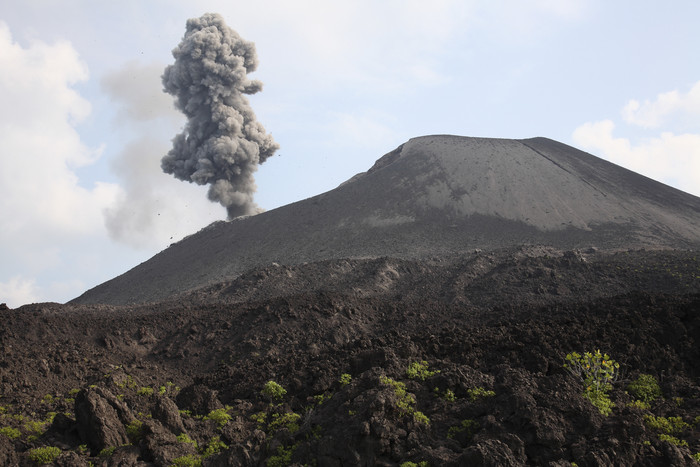 活跃火山喷发摄影图