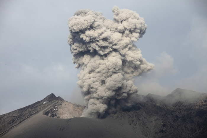 火山烟雾喷发摄影插图