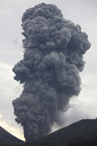 火山口喷发摄影图
