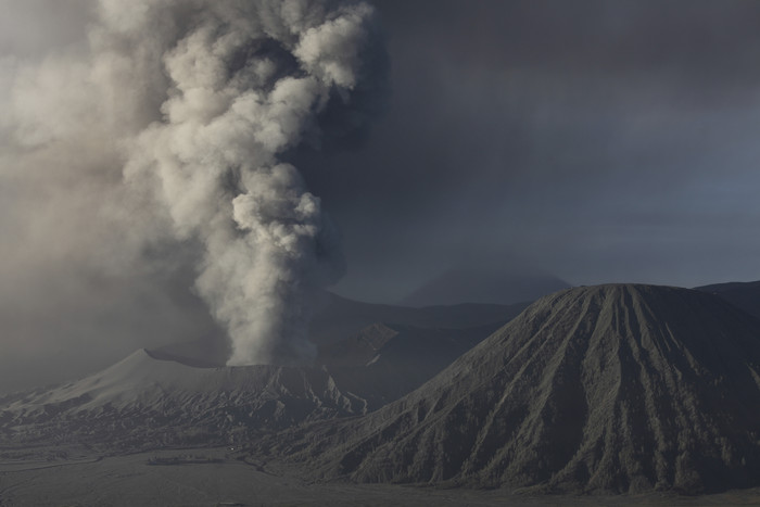 火山烟雾烟尘摄影插图