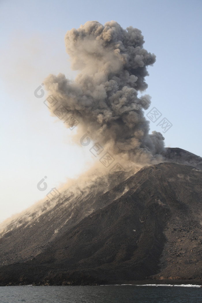 火山喷发烟柱摄影插图