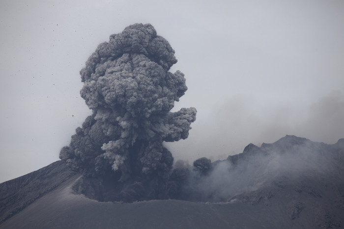火山喷发烟雾风景摄影插图