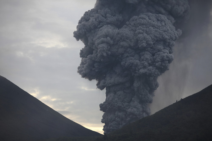 火山烟雾喷发风景摄影图