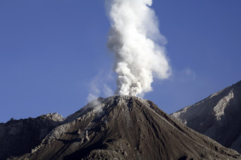 火山喷发烟雾风景图