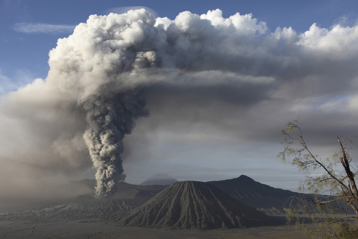 火山爆发烟尘摄影插图