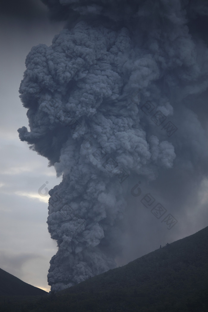 火山烟雾风景摄影图