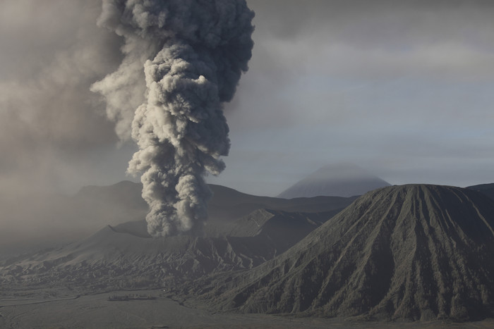 火山烟尘摄影插图