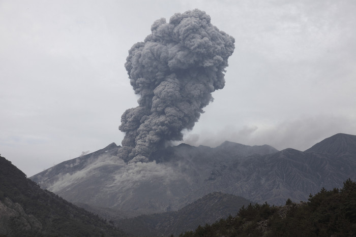 火山烟柱风景摄影插图