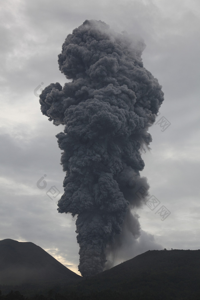 火山烟柱风景摄影图