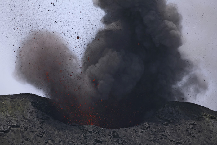 火山爆发烟尘摄影图