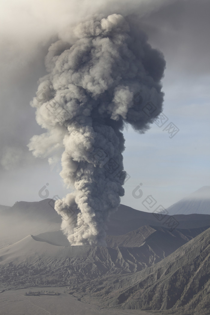 火山口浓烟摄影插图