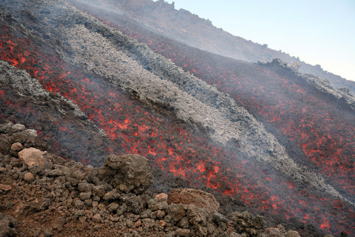火山发热熔浆摄影图