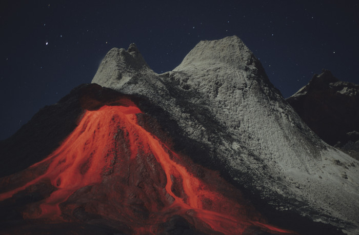 夜晚火山熔岩摄影插图