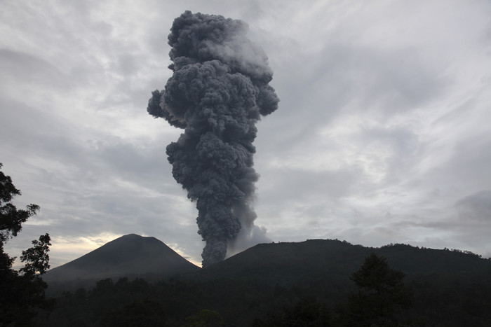 火山喷发烟摄影插图