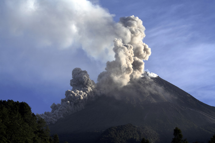 火山烟雾喷发迸发摄影图