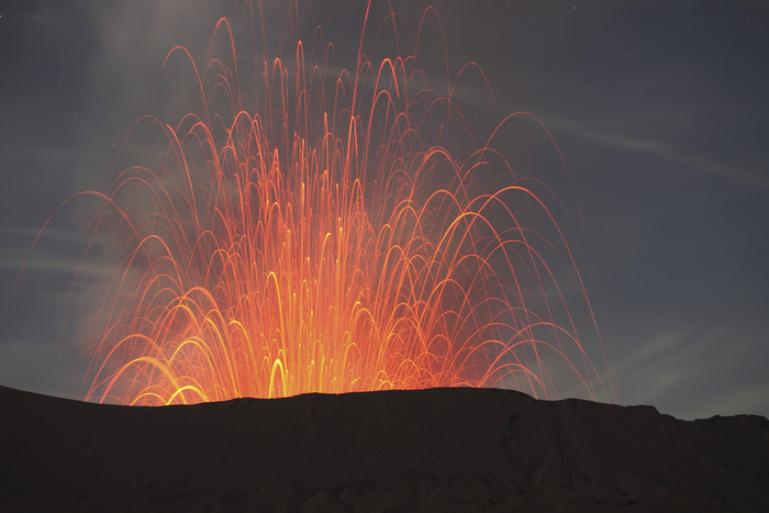 火山熔浆火花摄影插图